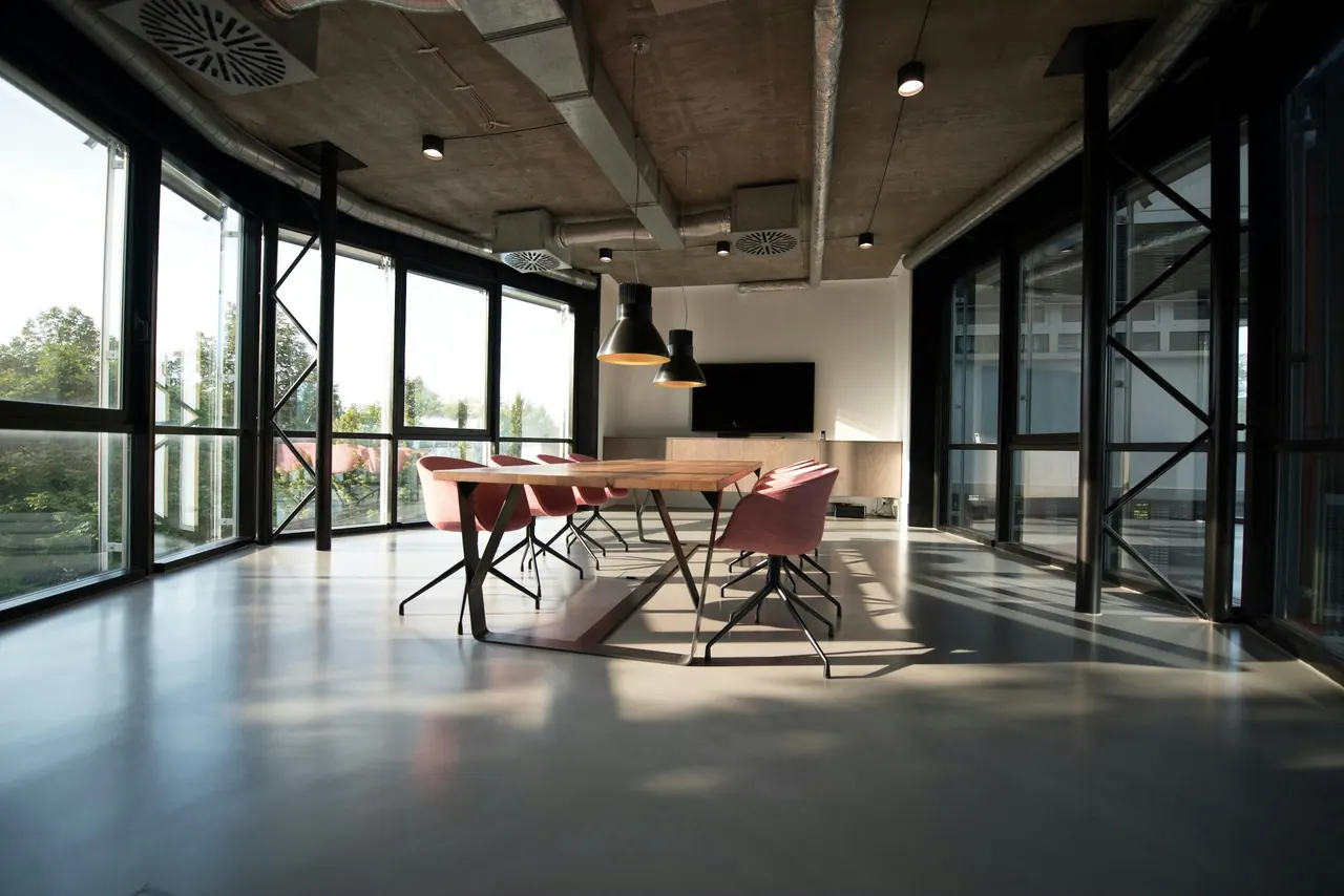 Plateau de bureaux vitré et lumineux avec table de réunion